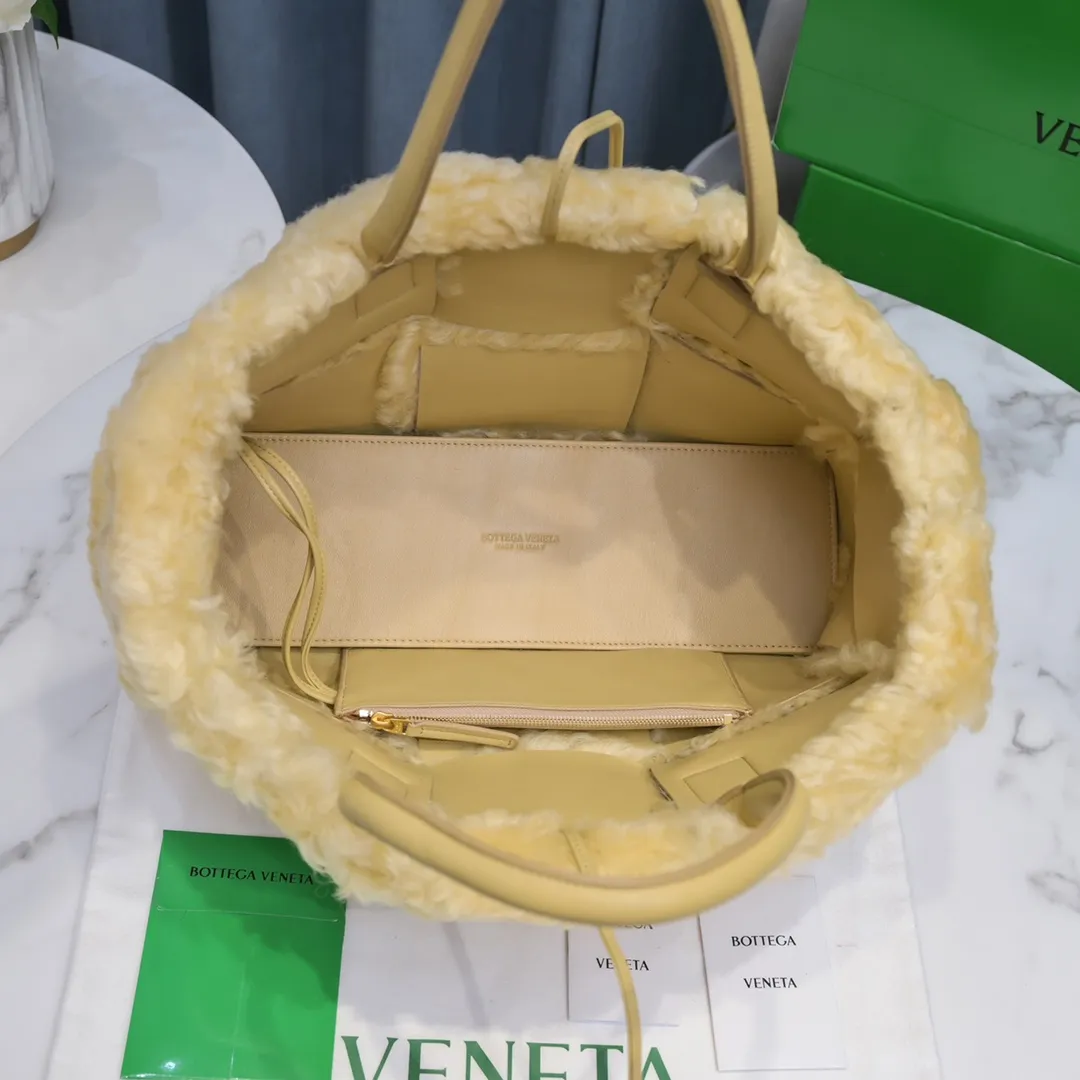 Teddy brown 🐱 BV arco tote’s furry style, it’s here, it’s here, it’s here with fur~ You’ll know how cute it is when you see the real thing! The soft and fluffy feel is really great. Rua, this year’s furry style, I stand on bv! ! Whether it is a jodie cloud bag or a tote, not all curly teddy fur can be used to make goods. The curl size of the fur directly affects the similarity of the entire bag. Material: full fur and lambskin ➕ lambskin lining is much more expensive than full leather! Again, if there is no ZP and no development, of course you have to be willing to spend money~36*24*12